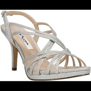 Nina BESS-YM New Silver heels NIB never worn